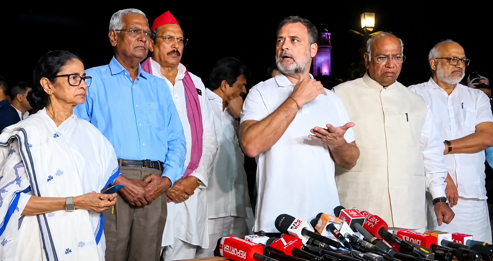 राष्ट्रपति मुर्मू से मुलाकात के बाद राहुल गांधी विपक्षी नेताओं के साथ