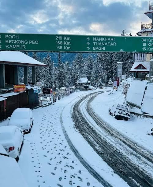 हिमाचल प्रदेश के सिस्सू में सीजन की पहली बर्फबारी और लेह-मनाली हाईवे पर यातायात बंद।