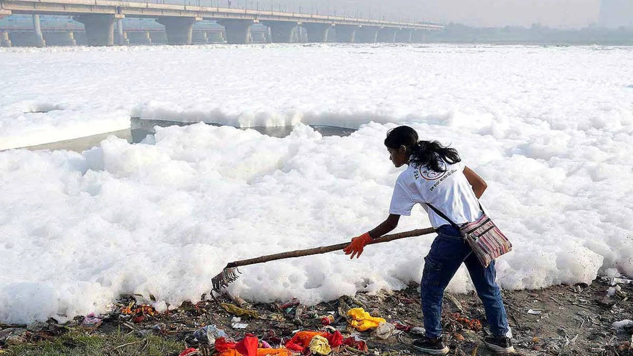 यमुना में फिर तैरने लगा सफेद झाग, छठ से पहले AAP ने दिल्ली सरकार पर लगाया भ्रष्टाचार का आरोप