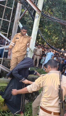 बहराइच: प्रेमी से निकाह की जिद में 100 फीट ऊंचे टावर पर चढ़ी किशोरी, ऑनलाइन निकाह के बाद मानी नीचे उतरने को