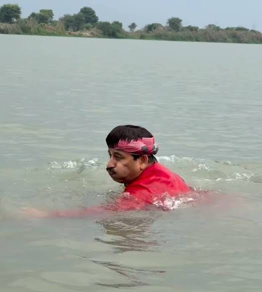 यमुना में मनोज तिवारी ने लगाई डुबकी, छठ से पहले तेज हुई सियासत; BJP ने केजरीवाल को भी दिया न्योता